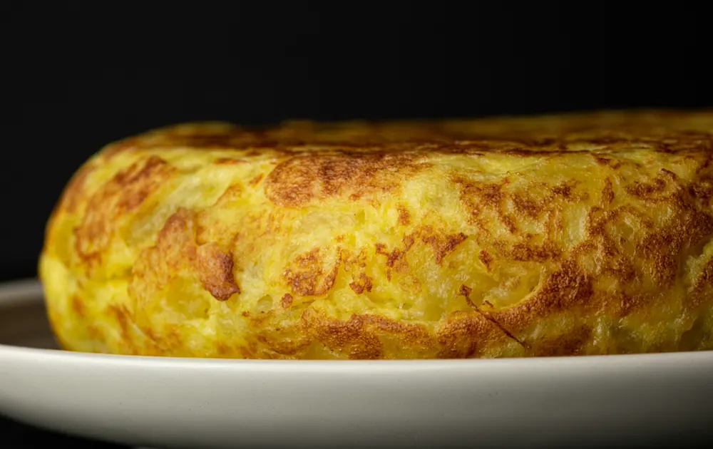 Tortilla de pataca dourada nun prato